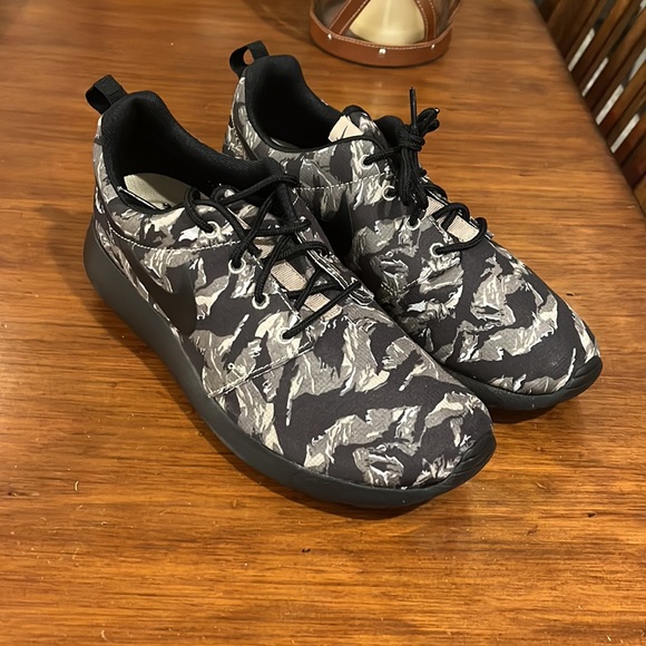 Nike Rosherun Print Jungle Camo shoes sneakers new 655206 022 Mens Size 11 - Picture 2 of 12